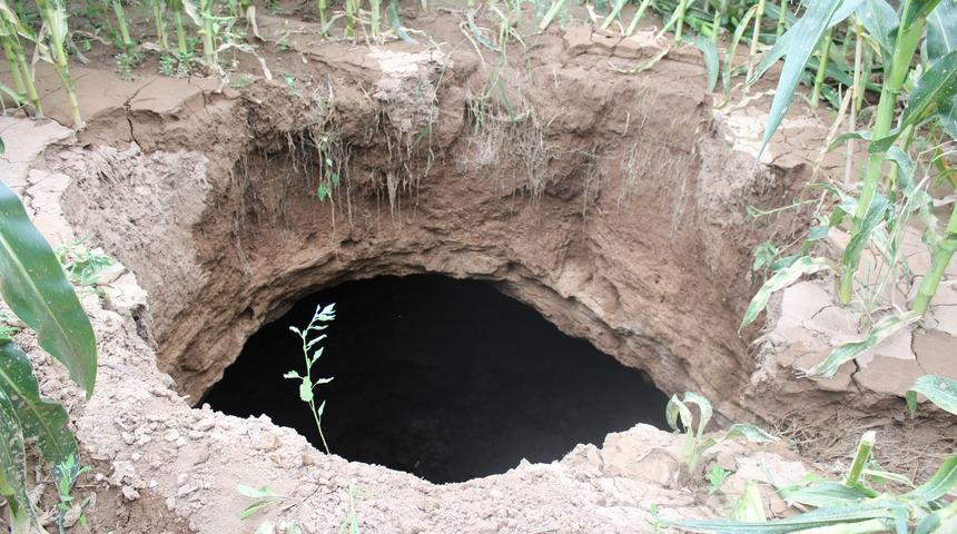Konya’da mısır tarlasında korkutan obruk