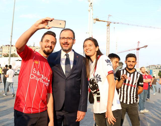 Gençlik ve Spor Bakanı Kasapoğlu Taksim Meydanı'nda taraftarlarla buluştu