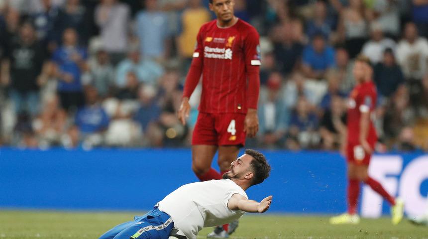 Liverpool - Chelsea Süper Kupa maçında bir taraftar sahaya girdi