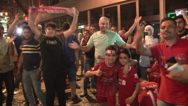 Liverpool taraftarının Taksim'de kupa kutlaması 