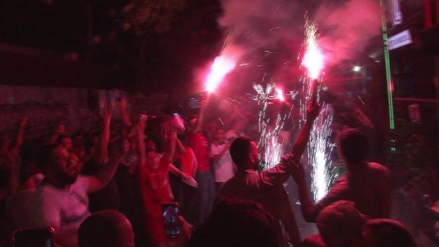 Liverpool taraftarının Taksim'de kupa kutlaması 
