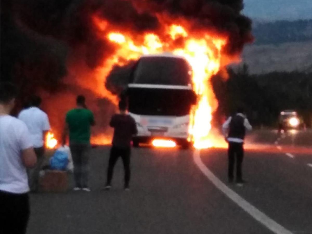 TEM'de yolcu otob&uuml;s&uuml; alev alev yandı! 