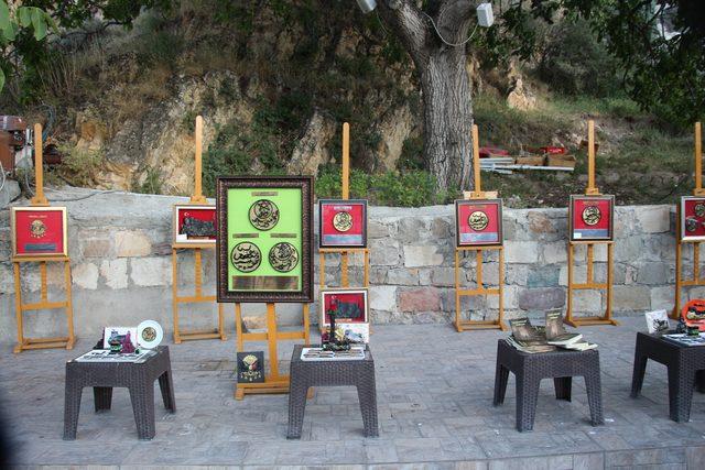 Oltu taşı tozlarından hediyelik eşya ve biblo yaptı 1