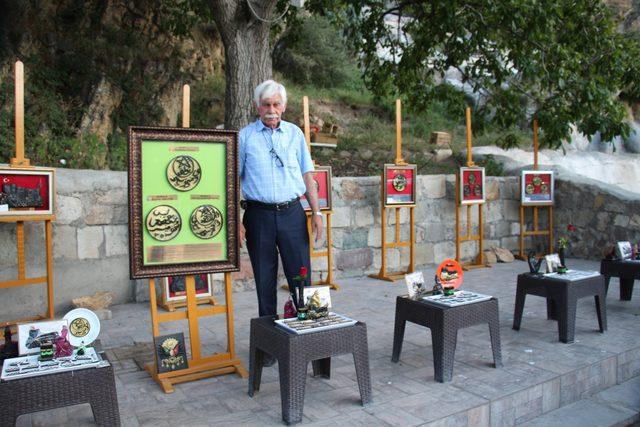 Oltu taşı tozlarından hediyelik eşya ve biblo yaptı 3