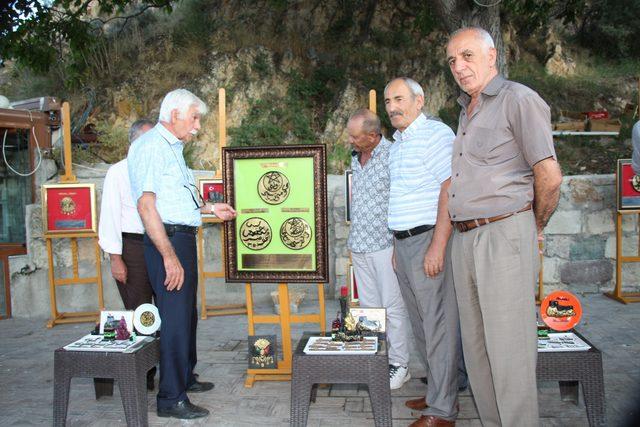 Oltu taşı tozlarından hediyelik eşya ve biblo yaptı 4