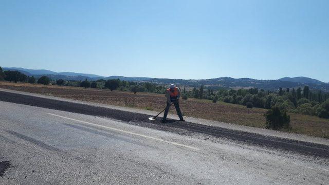 Emet’te yollara asfalt yama çalışması