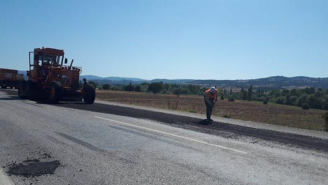 Emet’te yollara asfalt yama çalışması