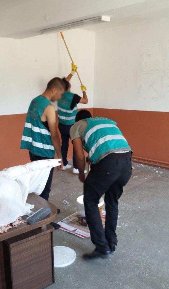 Erzincan’da okulların onarım işlerini yükümlüler yerine getiriliyor