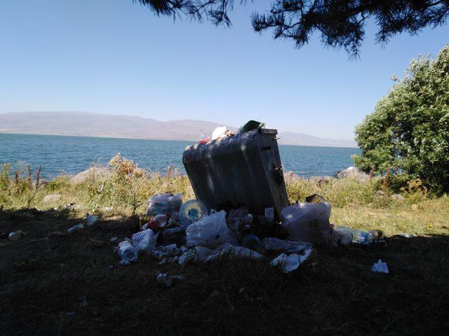 Hassas alan olarak ilan edilen Çıldır Gölü çevresi çöplüğe döndü