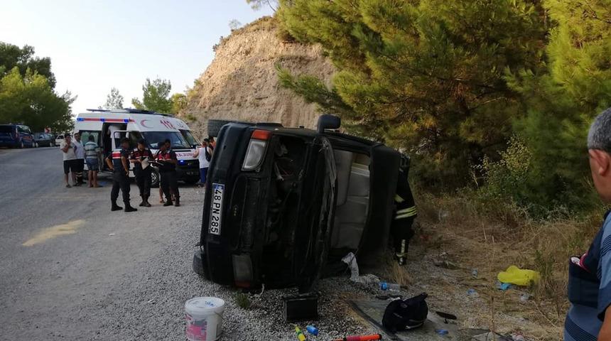 Antalya'da üstü açık safari minibüsü devrildi