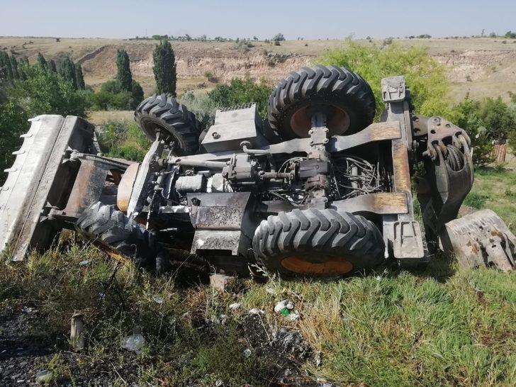 Şarampole devrilen iş makinesi alev aldı: 1 yaralı G1