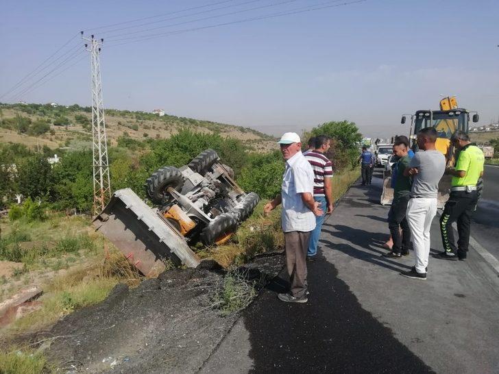 Şarampole devrilen iş makinesi alev aldı: 1 yaralı G2