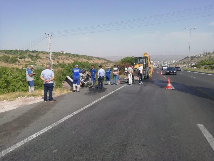 Şarampole devrilen iş makinesi alev aldı: 1 yaralı G3