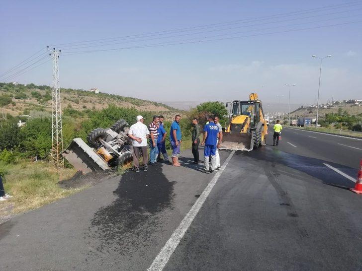 Şarampole devrilen iş makinesi alev aldı: 1 yaralı G4