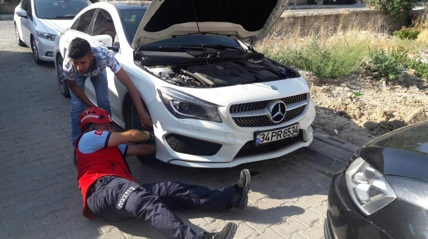 Burhaniye&rsquo;de aracın motoruna giren kediyi itfaiye &ccedil;ıkardı