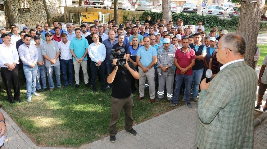 Başkan &Ouml;zt&uuml;rk Belediye &Ccedil;alışanlarıyla Bayramlaştı