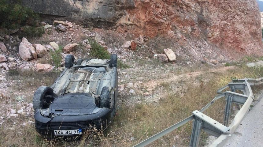 Virajı alamayan ara&ccedil; yoldan &ccedil;ıkarak takla attı; 1 yaralı