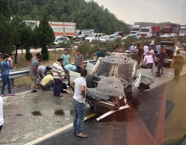 Otomobil, dolu akaryakıt tankerine çarptı: 2'si çocuk 4 yaralı