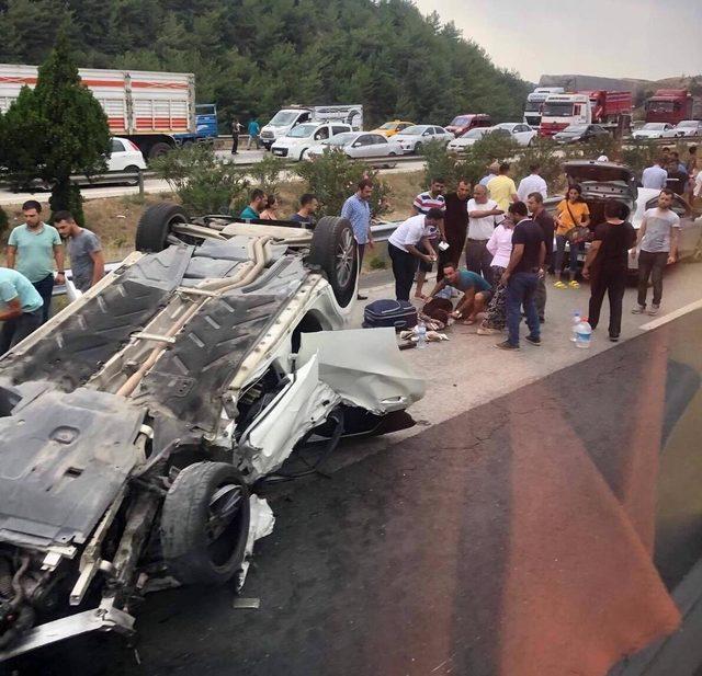 Otomobil, dolu akaryakıt tankerine çarptı: 2'si çocuk 4 yaralı