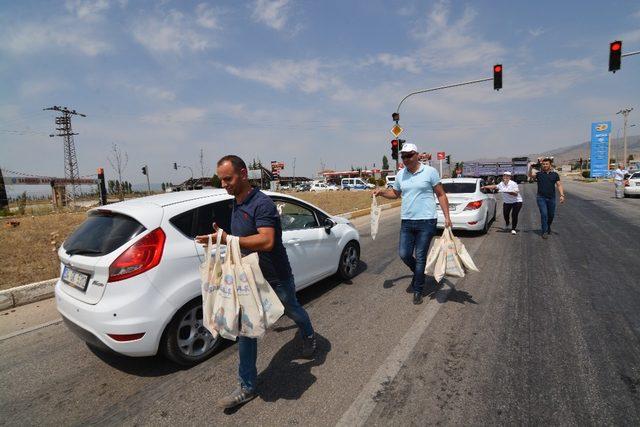 Bayram tatili dönüşü Sandıklı’dan geçenlere yöresel ikramlar