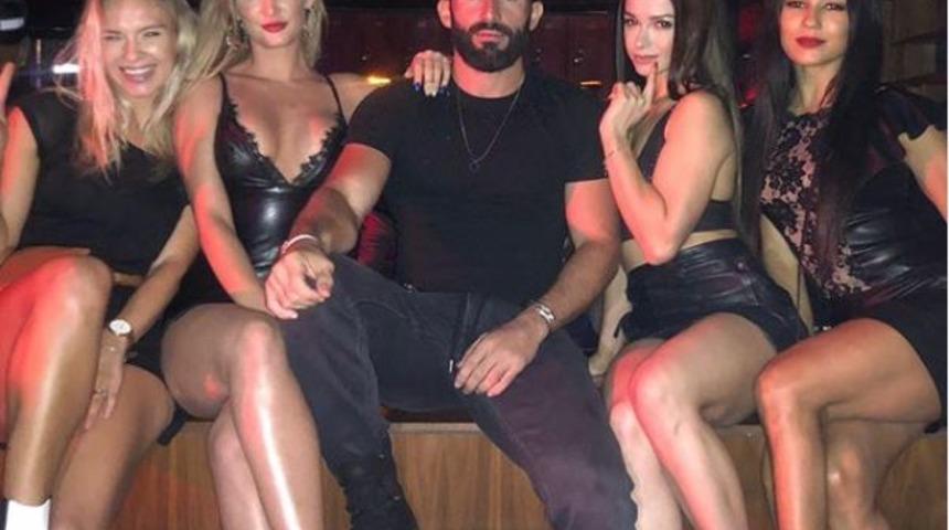 Turabi'nin o pozu olay oldu! Ağzını bozdu