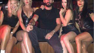 Turabi'nin o pozu olay oldu! Ağzını bozdu