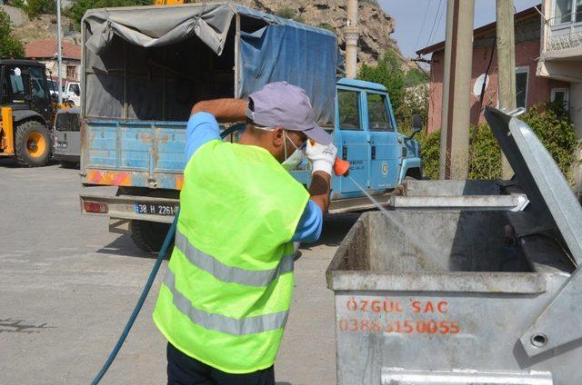 Bayram sonrası çöp konteynerleri dezenfekte edildi