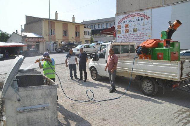 Bayram sonrası çöp konteynerleri dezenfekte edildi