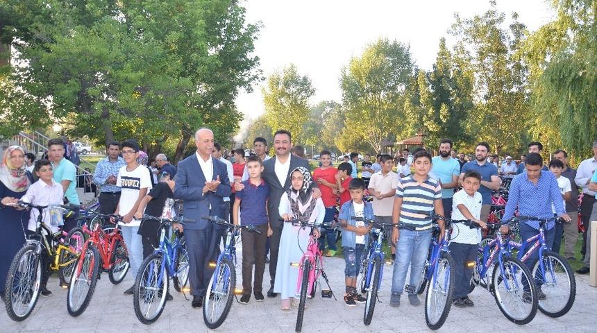 Elbistan Belediyesi’nden 100 çocuğa bisiklet