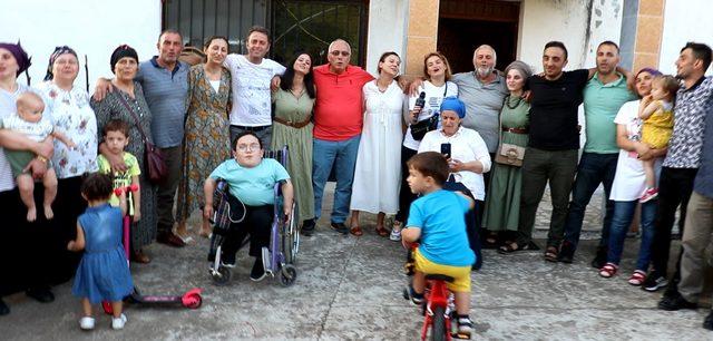 Bayramda buluşan 3 kuşak, koro halinde şarkı söyledi