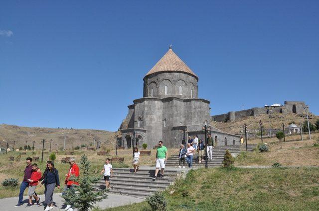 Kars’a yerli ve yabancı turistlerden yoğun ilgi