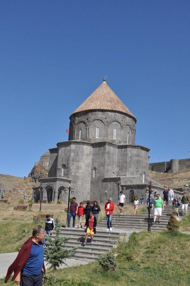 Kars’a yerli ve yabancı turistlerden yoğun ilgi