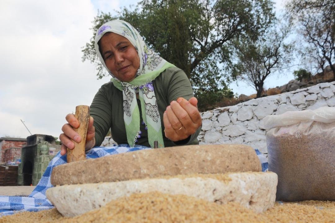 150 yıllık taş değirmenden bulgur yapıyor