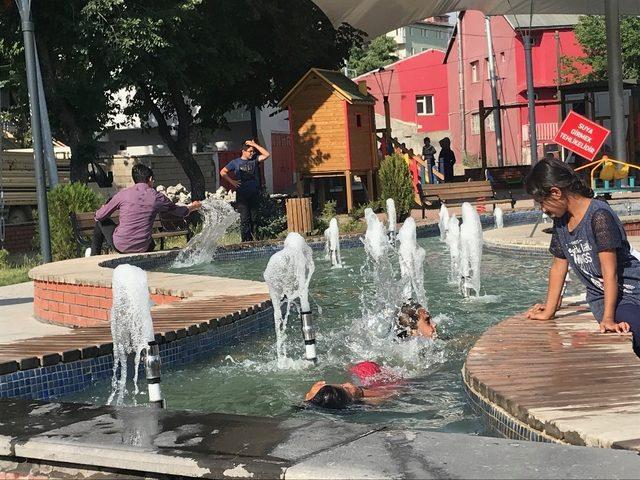 Sıcaktan bunalan çocuklar havuzda serinledi