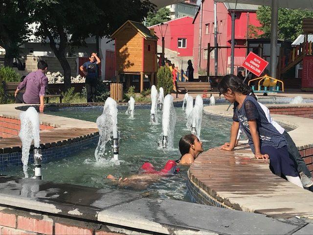 Sıcaktan bunalan çocuklar havuzda serinledi