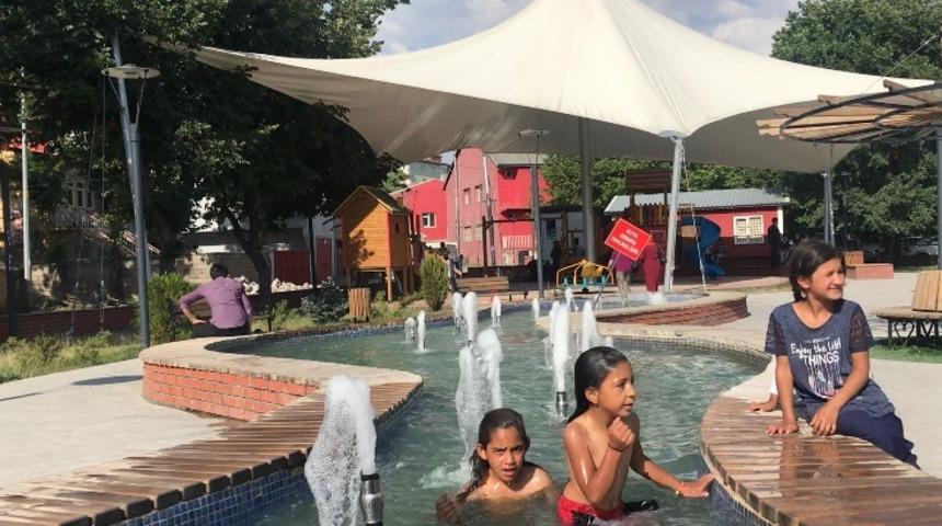 Sıcaktan bunalan çocuklar havuzda serinledi