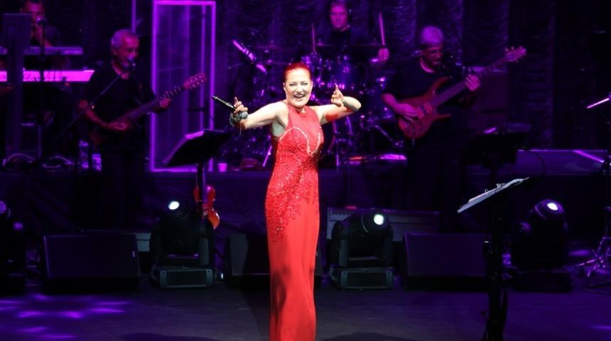 Candan Er&ccedil;etin kulakların pasını sildi