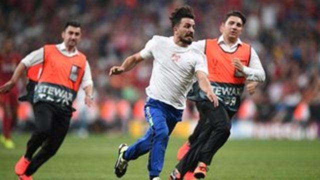 Fester Abdü - Liverpool-Chelsea Süper Kupa finalinde sahaya giren YouTuber gözaltında: 'Maçın heyecanı ile atladım'