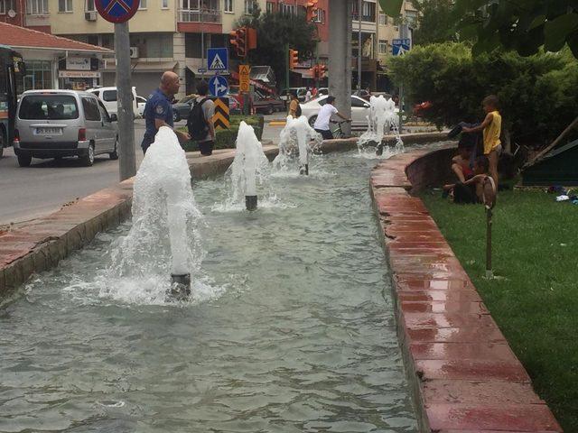 Eskişehir’de sıcaktan bunalan çocukların suda tehlikeli oyunu