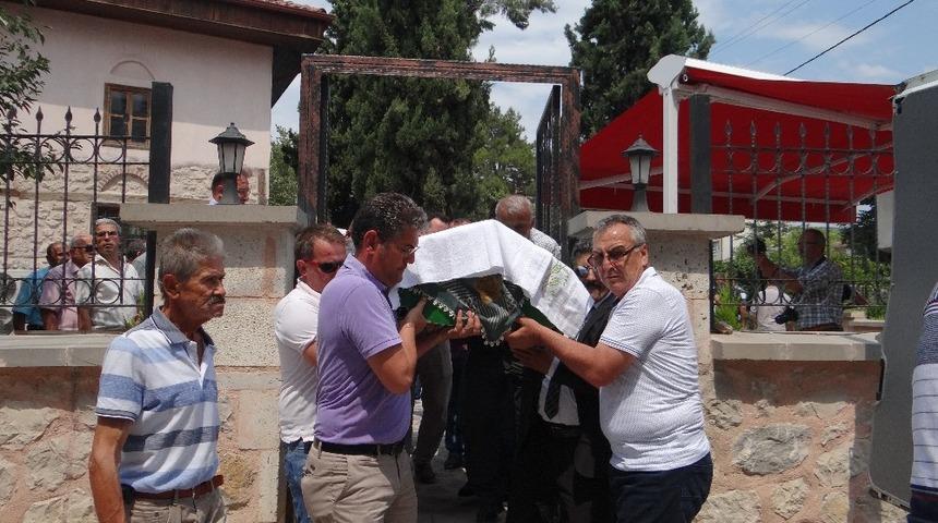 Bilecik&rsquo;te &uuml;zerine cam kaplama d&uuml;şen kadın 17 g&uuml;nl&uuml;k hayat m&uuml;cadelesi kaybetti