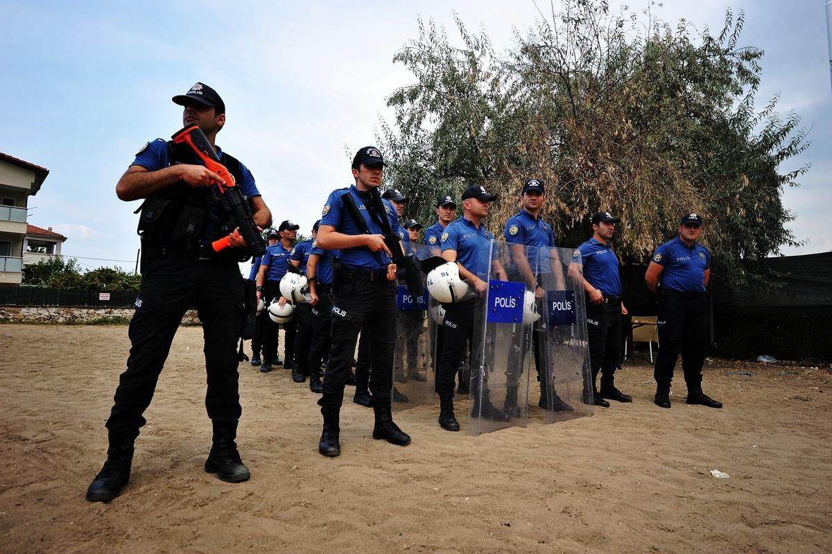 Gazinin darp edildiği kafe, &ccedil;evik kuvvet ve zabıta eşliğinde kapatıldı