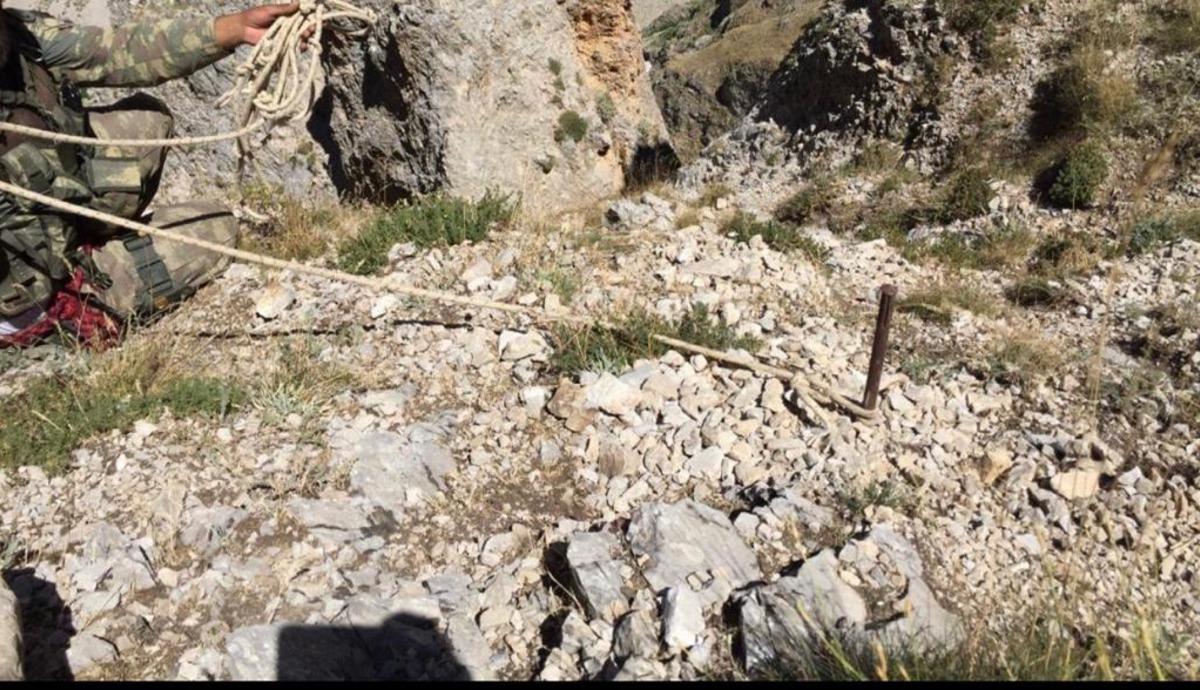 3 ter&ouml;ristin &ouml;ld&uuml;r&uuml;ld&uuml;ğ&uuml; operasyonda askerler, halatla mağaraya tırmanmış