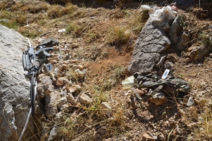 3 teröristin öldürüldüğü operasyonda askerler, halatla mağaraya tırmanmış G4