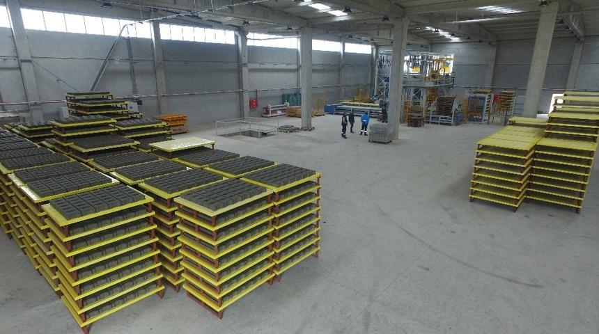 Manisa B&uuml;y&uuml;kşehir&rsquo;in fabrikası parke taşı &uuml;retimini arttırdı