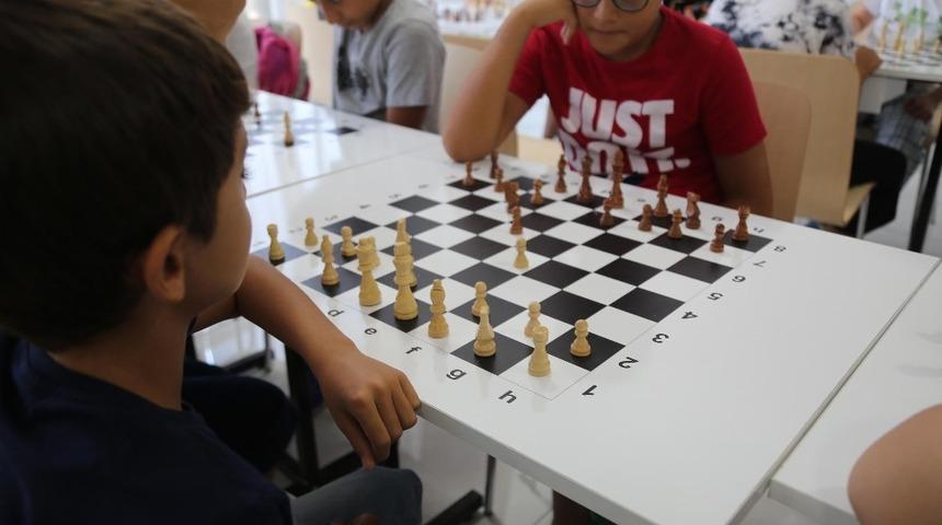 Gençler Haliliye Belediyesi ile satranç öğreniyor