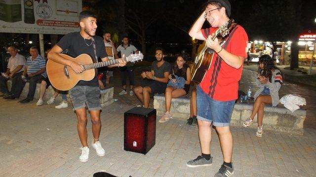 Burhaniye’de iki arkadaşın sokak konseri ilgi gördü