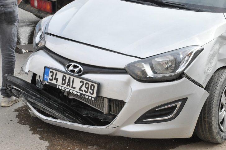 Yüksekova’da maddi hasarlı kaza G3