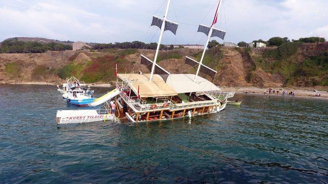 Sinop’ta karaya oturan gezi teknesini kurtarma çalışmaları