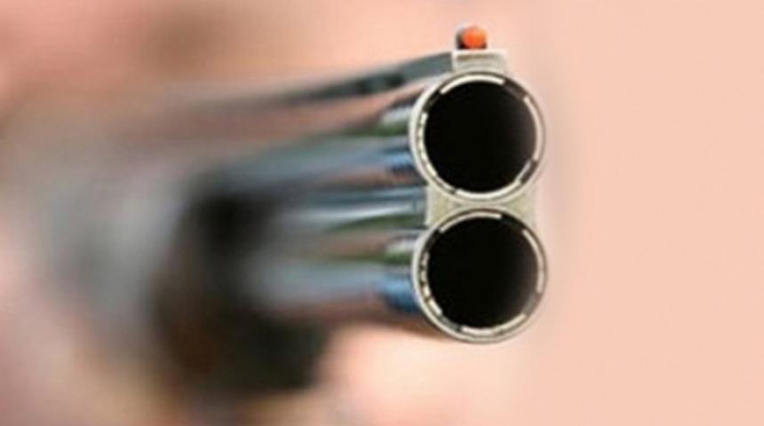 'Köpek dövüşü' kavgasında komşusunu ve oğlunu öldürdü