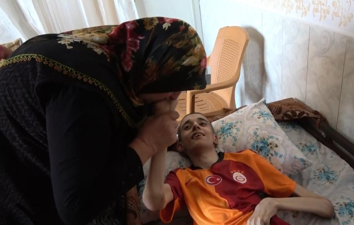 42 yıldır yaşamını 4 engelli &ccedil;ocuğuna adayan anne